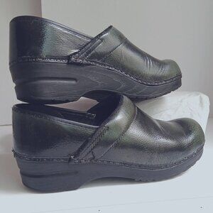 Sanita Danish Green Pebbled Closed Slip On Clogs Discontinued Color Sz 38 US 7.5